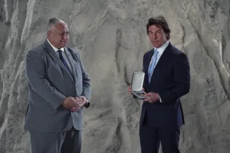 Hollywood superstar Tom Cruise was presented with the Distinguished Public Service Award by the US Navy